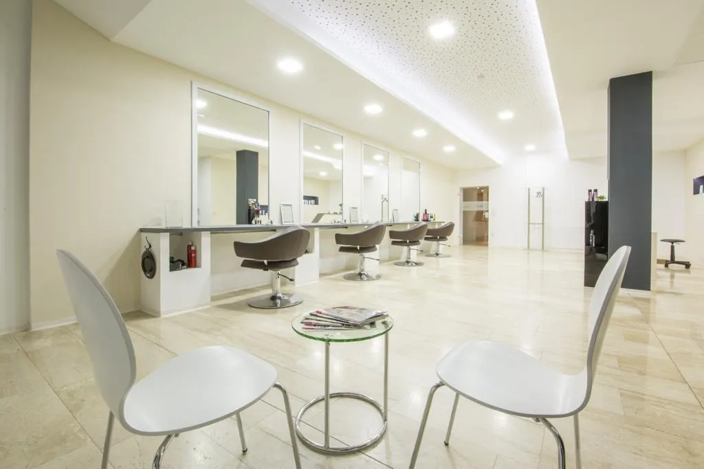 Mirha Friseur Styling-Bereich mit Frisörstühlen und Wartebereich